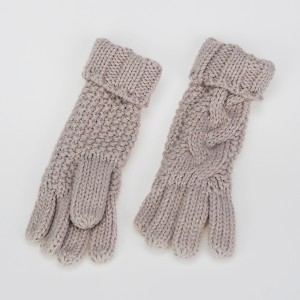 Knitted gloves